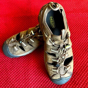 KEEN ARROYO II Sz 9.5 Waterproof  Hiking Shoes Elastic Pulls Comfort Inso…